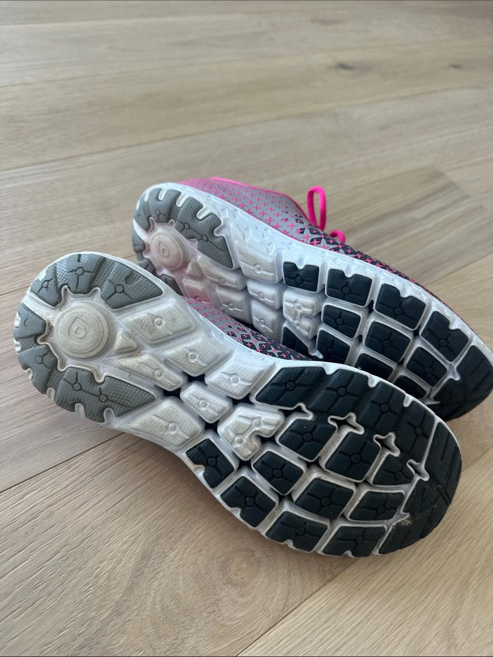 Brooks Pureflow 5 women's Gray & Hot Pink Athletic Sneakers size 9.5